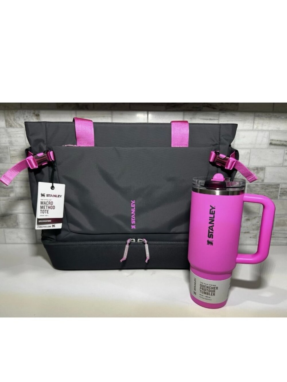 Stanley Vitalize Tote & 30 oz Quencher ProTour Flipstraw Tumbler HOT PINK Combo - Picture 2 of 8